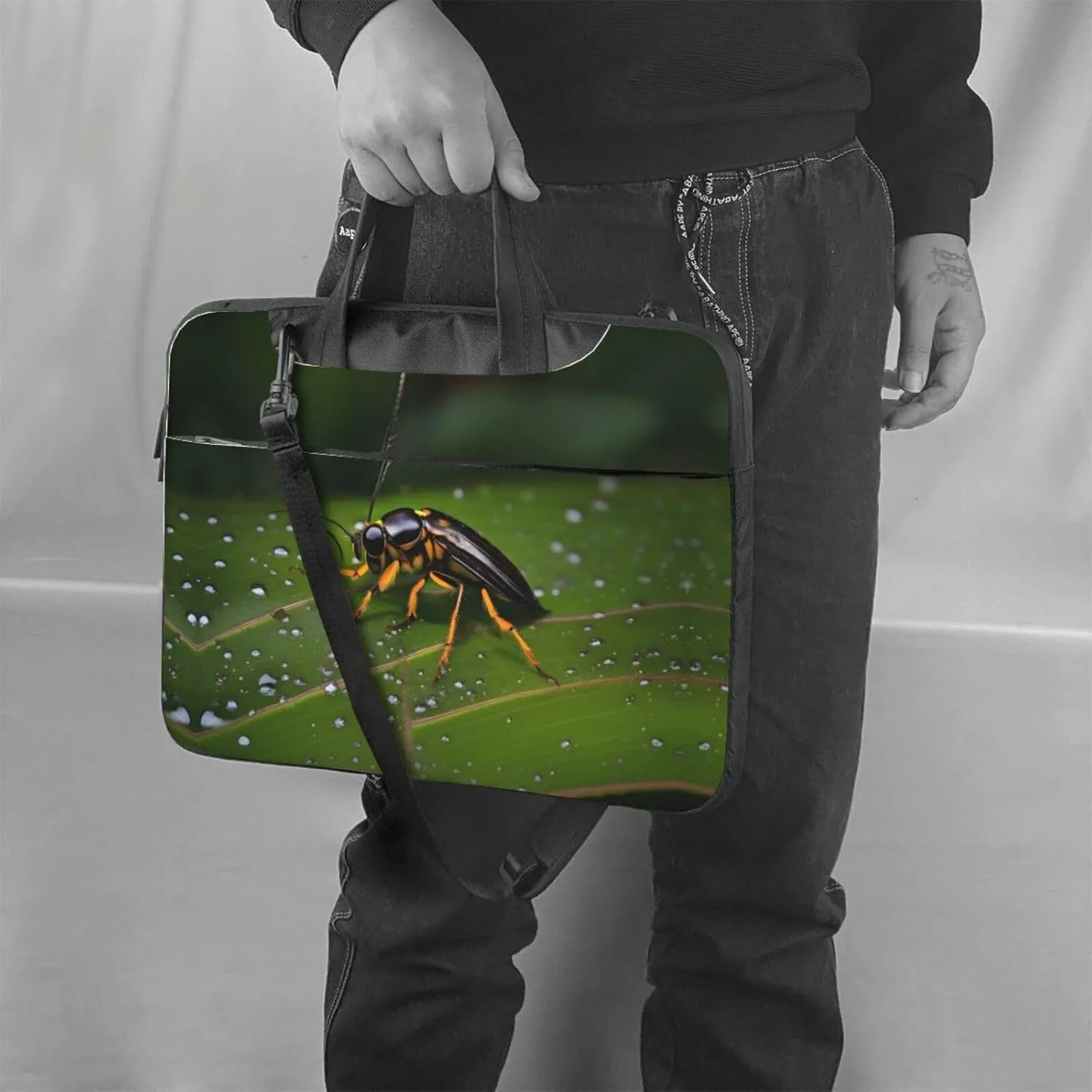 Insects on leaves picture Ultra-thin portable shoulder laptop bag Stylish and Protective Shockproof soft lining