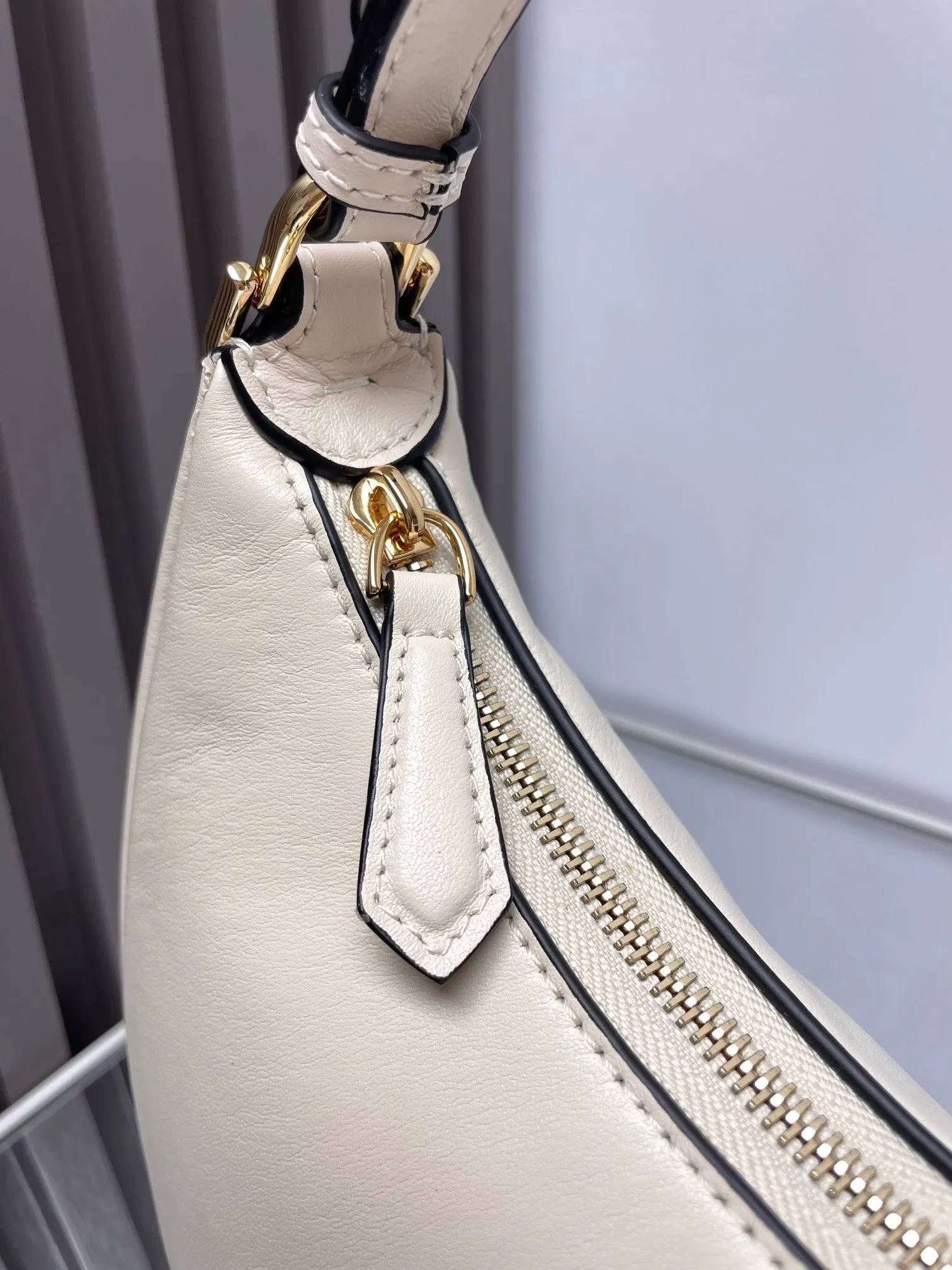 WHITE IN MEDIUM FENDI FENDIGRAPHY 29 Budget-conscious SMOOTH GOLD LAMBSKIN HARDWARE Winter savings