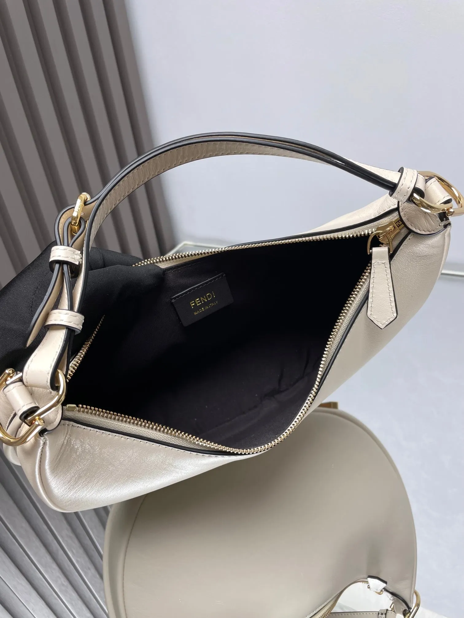 WHITE IN MEDIUM FENDI FENDIGRAPHY 29 Budget-conscious SMOOTH GOLD LAMBSKIN HARDWARE Winter savings