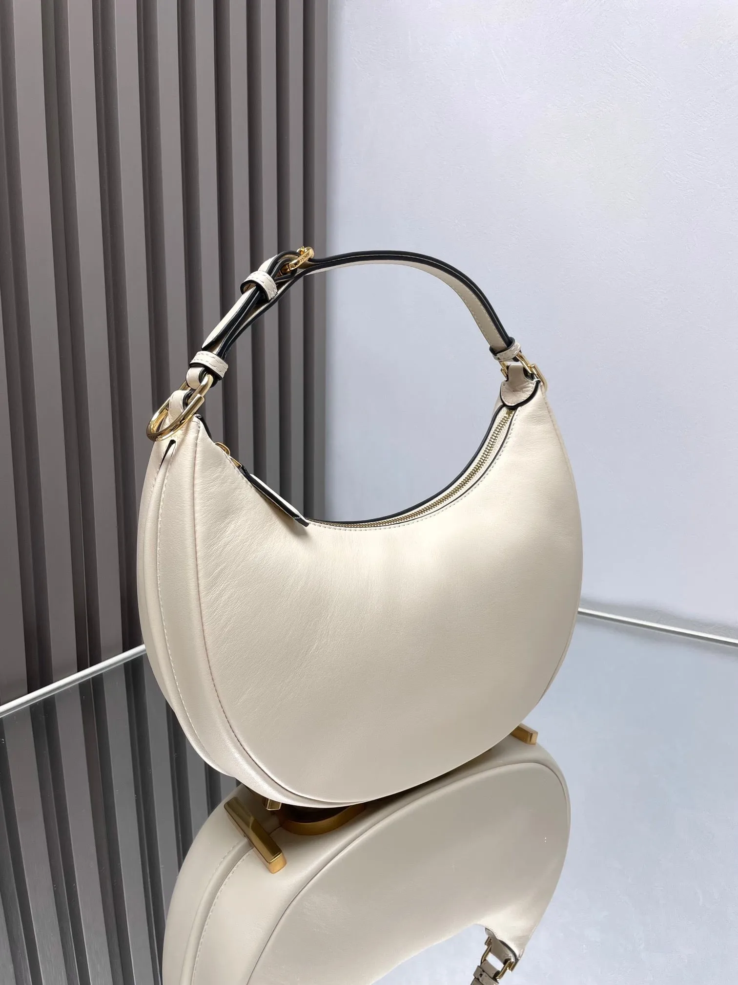 WHITE IN MEDIUM FENDI FENDIGRAPHY 29 Budget-conscious SMOOTH GOLD LAMBSKIN HARDWARE Winter savings