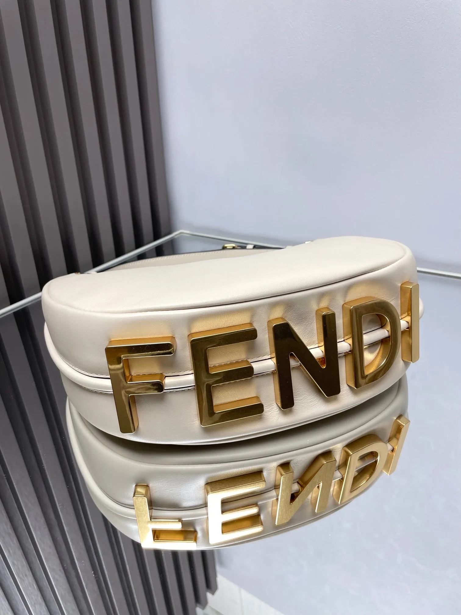 WHITE IN MEDIUM FENDI FENDIGRAPHY 29 Budget-conscious SMOOTH GOLD LAMBSKIN HARDWARE Winter savings