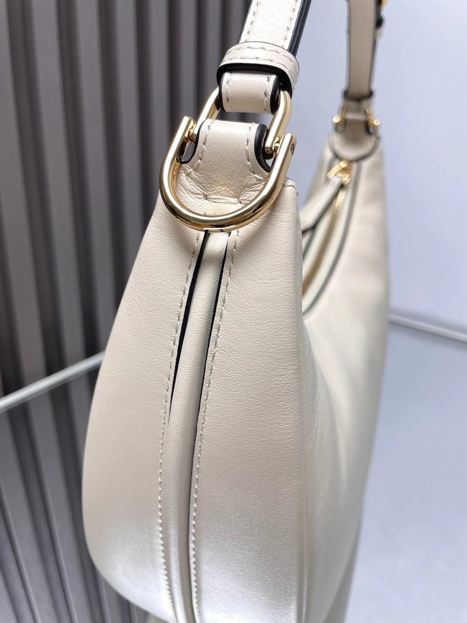 WHITE IN MEDIUM FENDI FENDIGRAPHY 29 Budget-conscious SMOOTH GOLD LAMBSKIN HARDWARE Winter savings