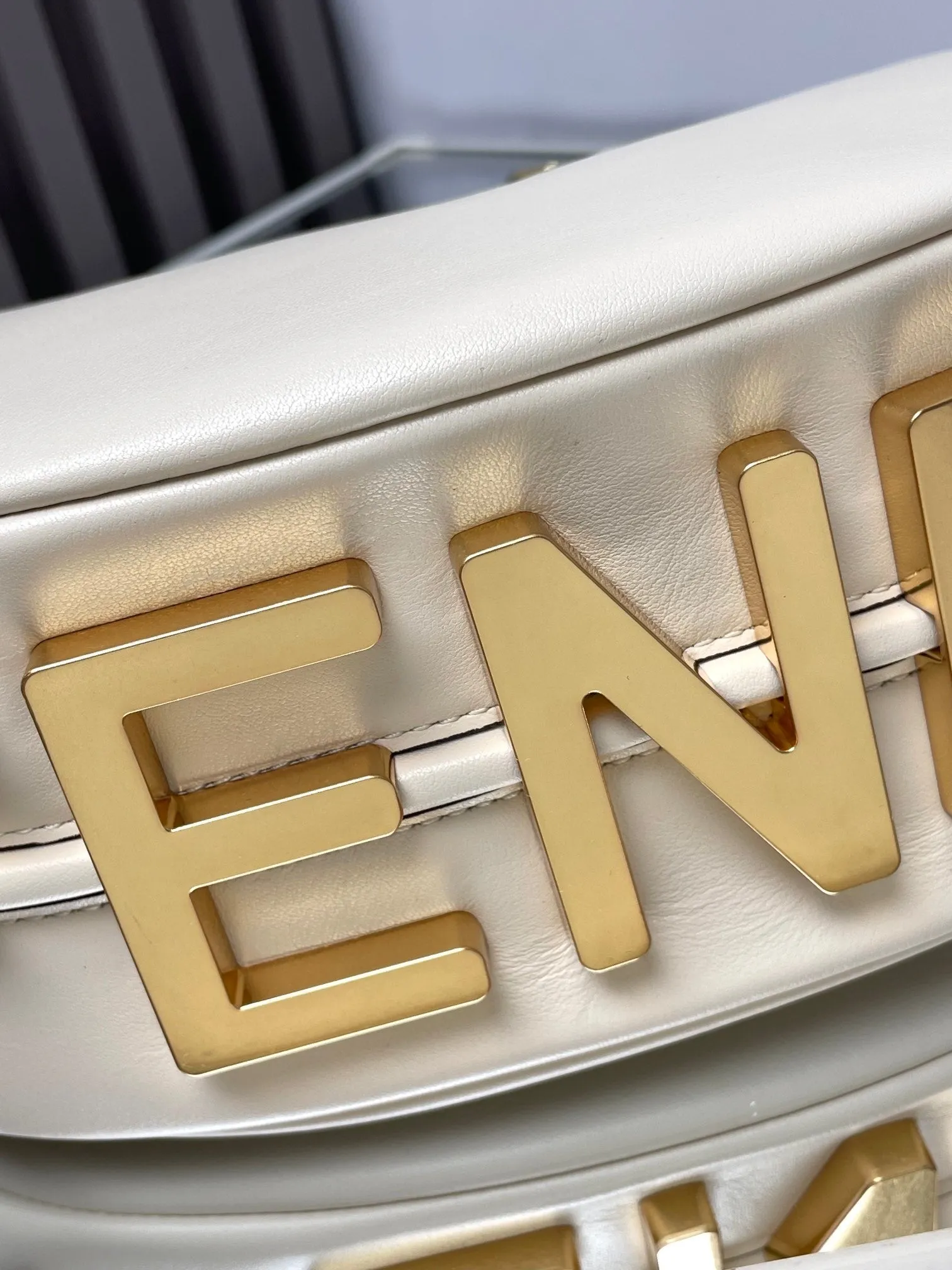 WHITE IN MEDIUM FENDI FENDIGRAPHY 29 Budget-conscious SMOOTH GOLD LAMBSKIN HARDWARE Winter savings